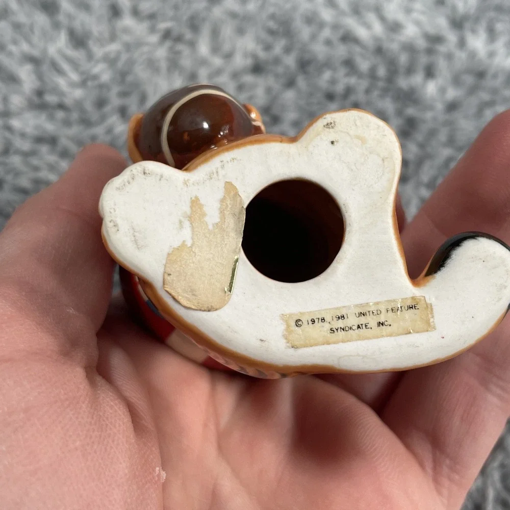 Vintage Enesco Garfield The Cat With Football 2.5